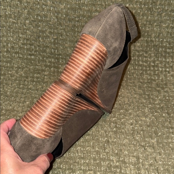 Lucky brand, suede, peekaboo wedge shoes, New store display size 7.5 - Picture 6 of 9
